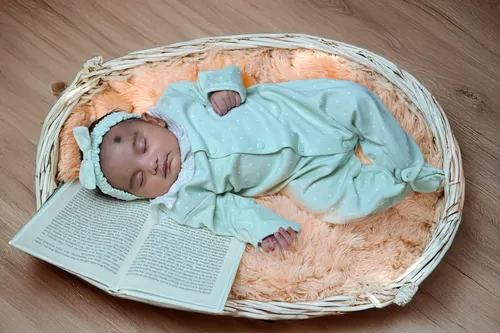 Newborn Tale In Photos First Few Says 